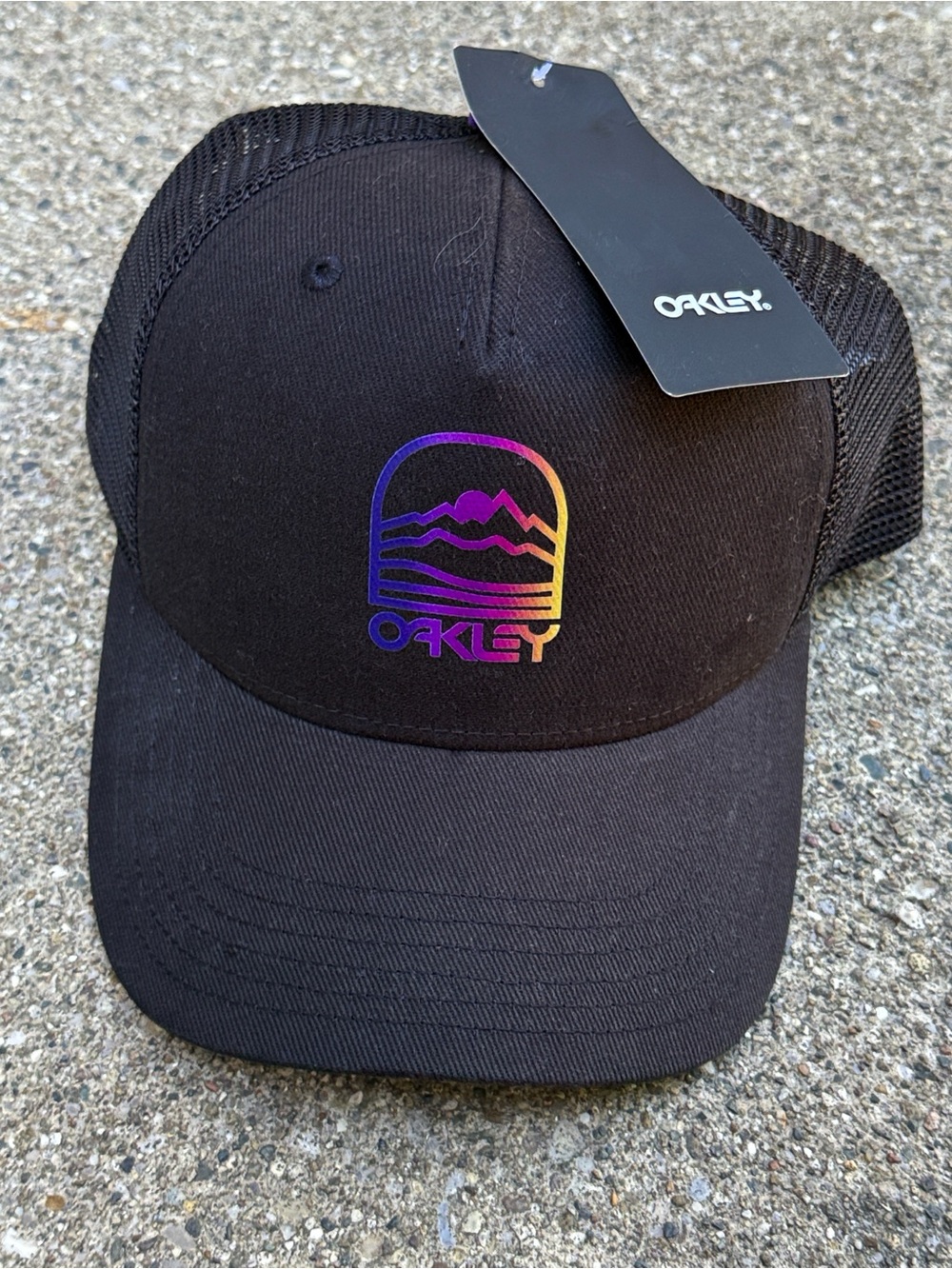NWT - Oakley Gradient Mountain Logo Mesh Trucker Hat Cap Black